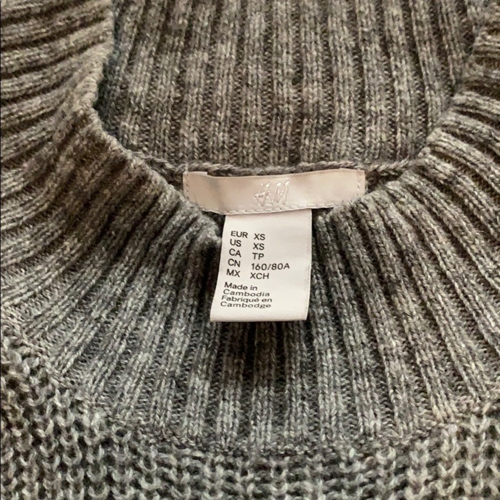 H&M mockneck sleeveless sweater - Picture 2 of 3